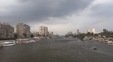 موجة رمال مثارة تتسبب في تدهور مستوى الرؤية الأفقية بمدينة القاهرة